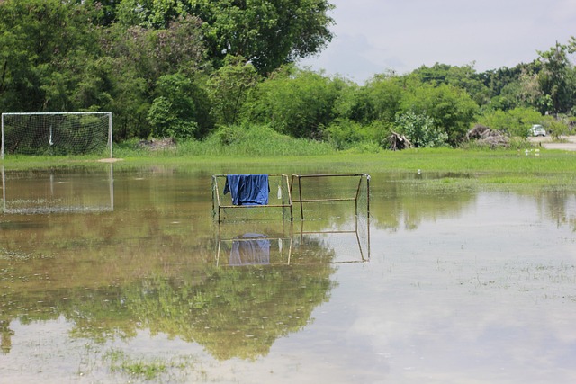 梅州客家因财务危机降级，未能延续奇迹，暴露中国足球现实困境。